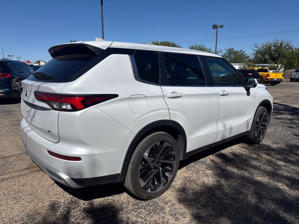 2024 Mitsubishi Outlander Base