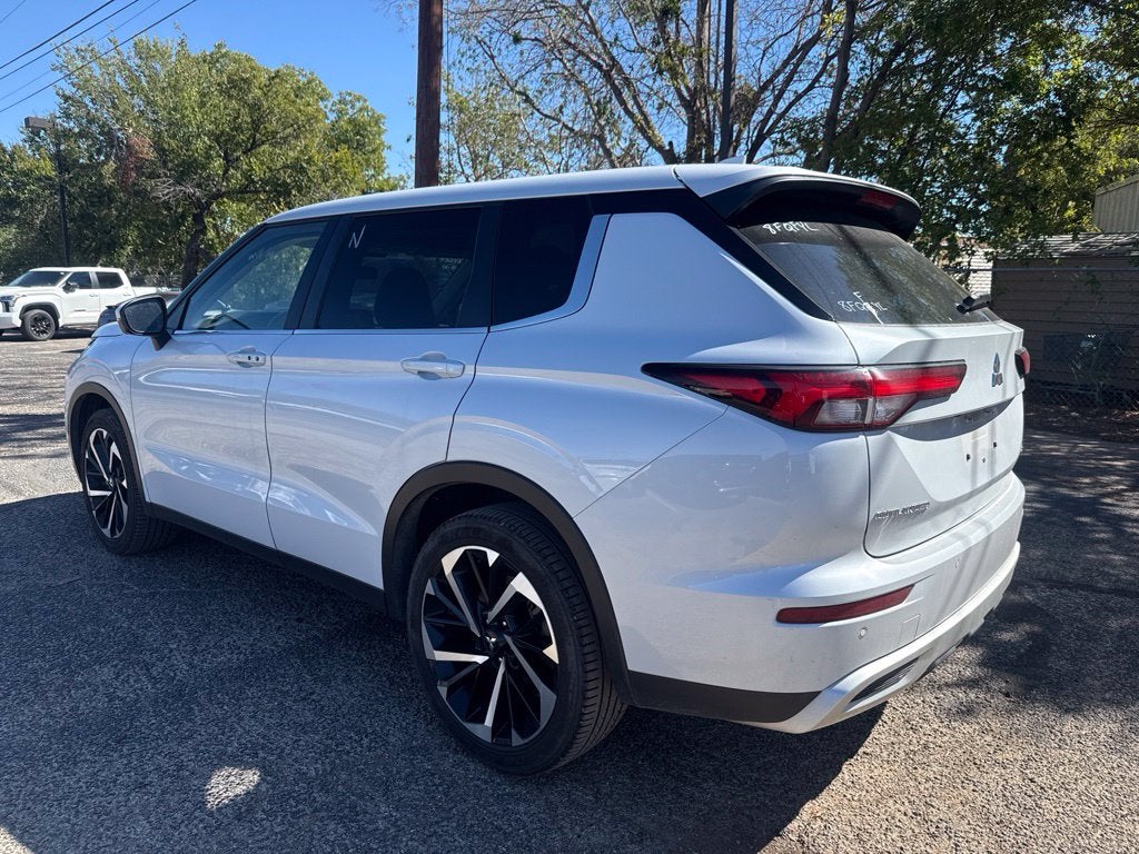2024 Mitsubishi Outlander Base