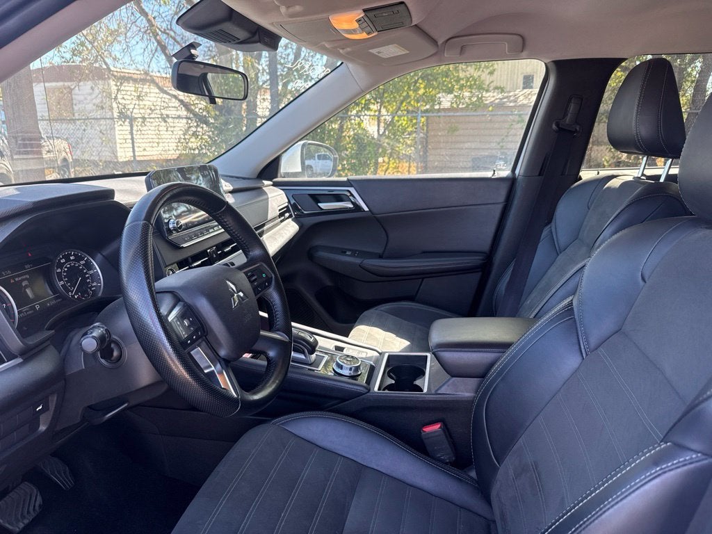 2024 Mitsubishi Outlander Base